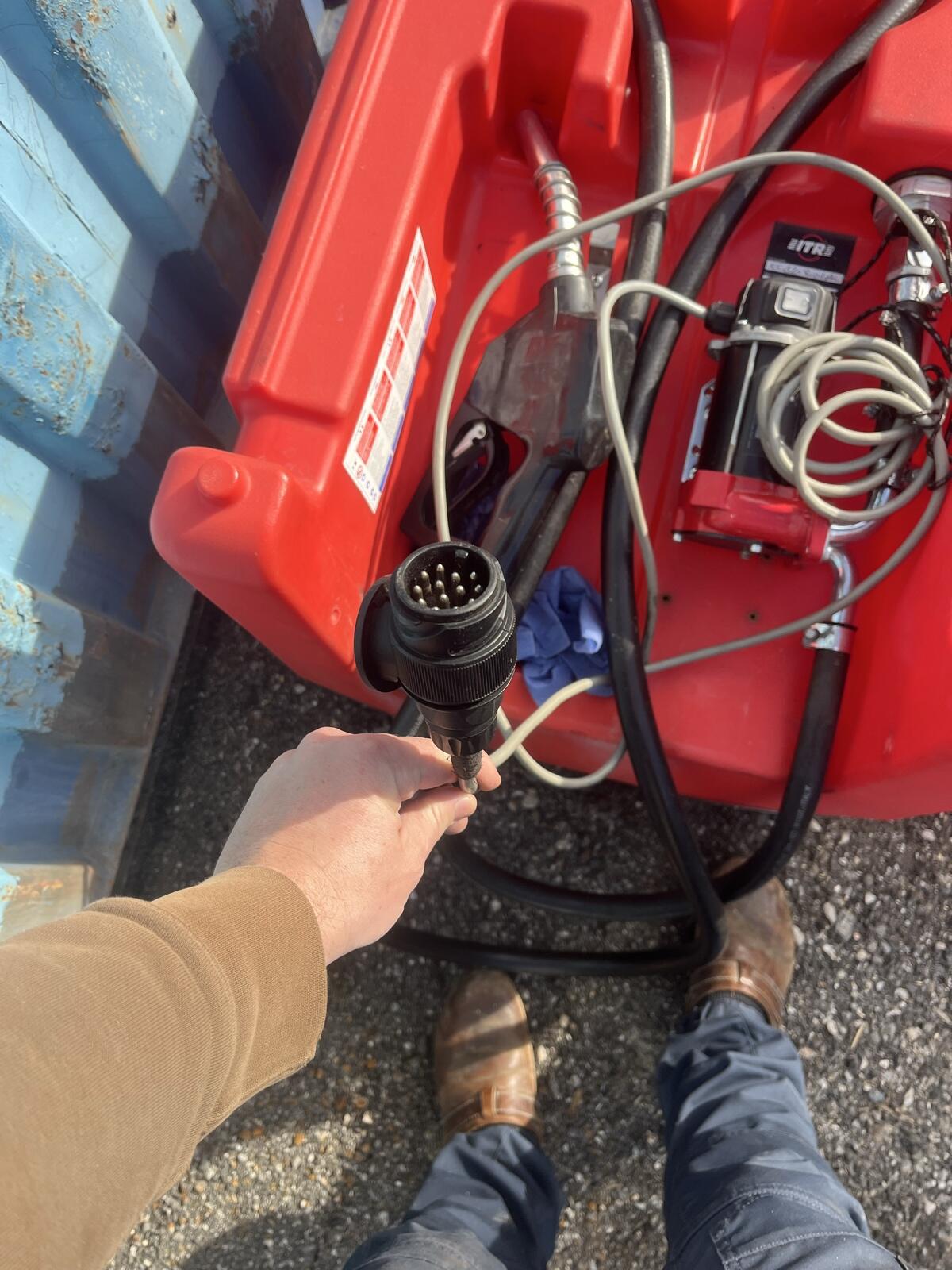 Dieseltank 220L mit Pumpe Anschluss für Anhängerkupplung 3