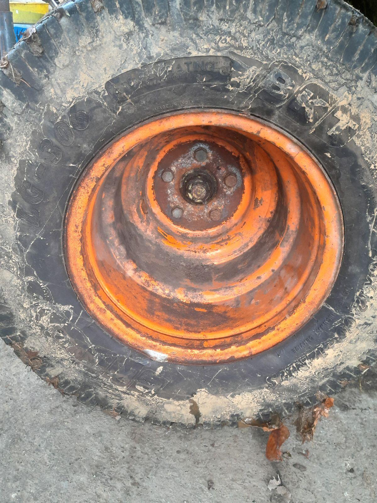 Felgen mit Reifen von Rasant Kommunal-Trak 26x12.00x12 3