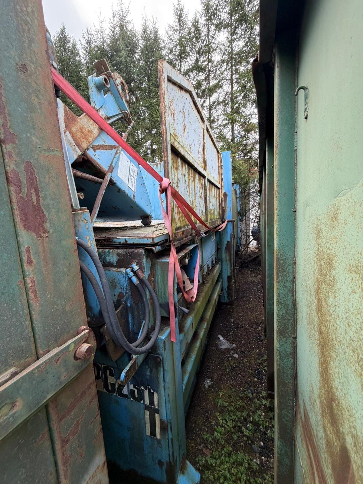 Presscontainer mit Hub-Kippvorrichtung - Abrollcontainer 2