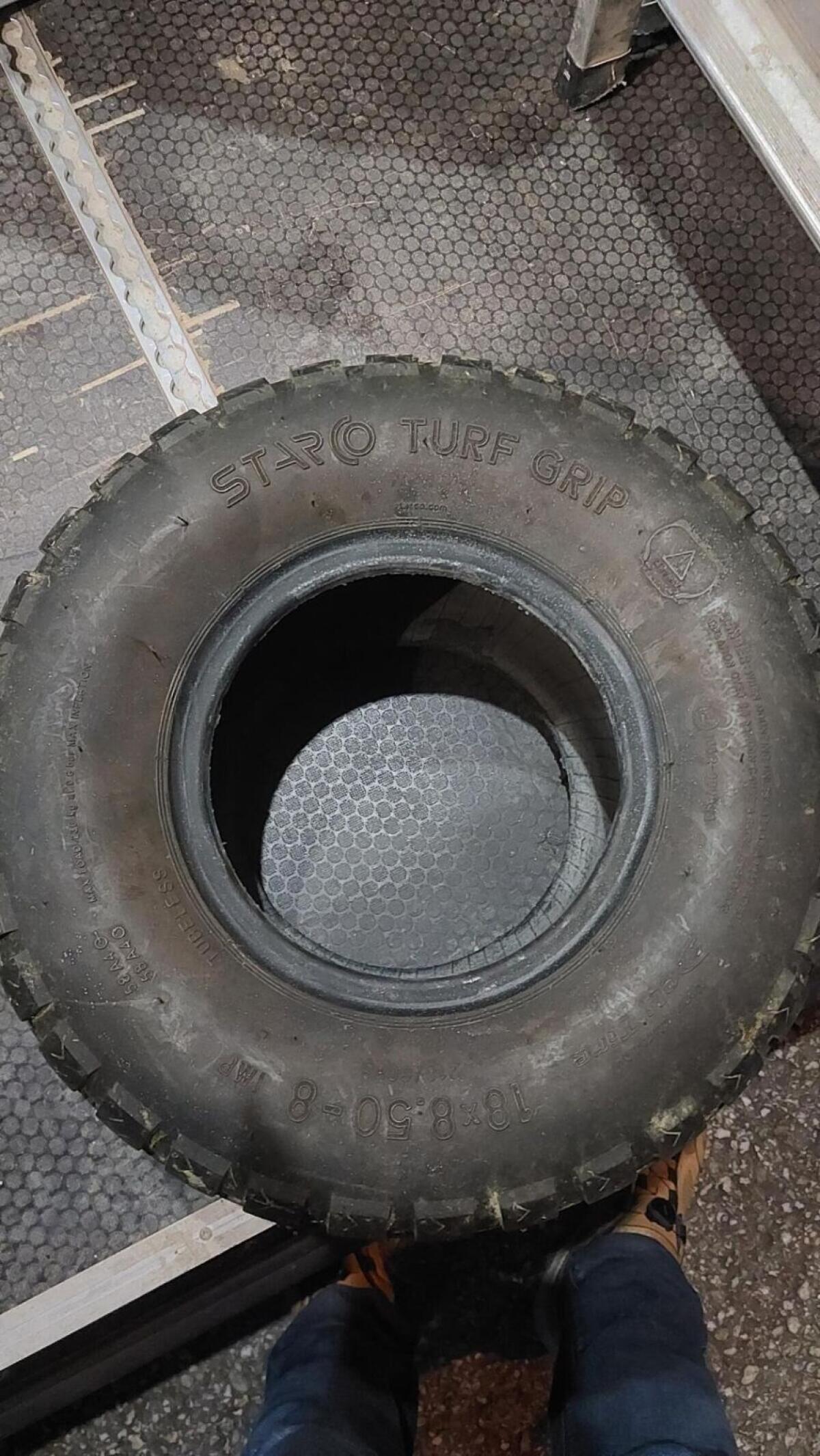 2 Stk. Reifen Rasentraktor 18x8.50-8 neuwertig 2