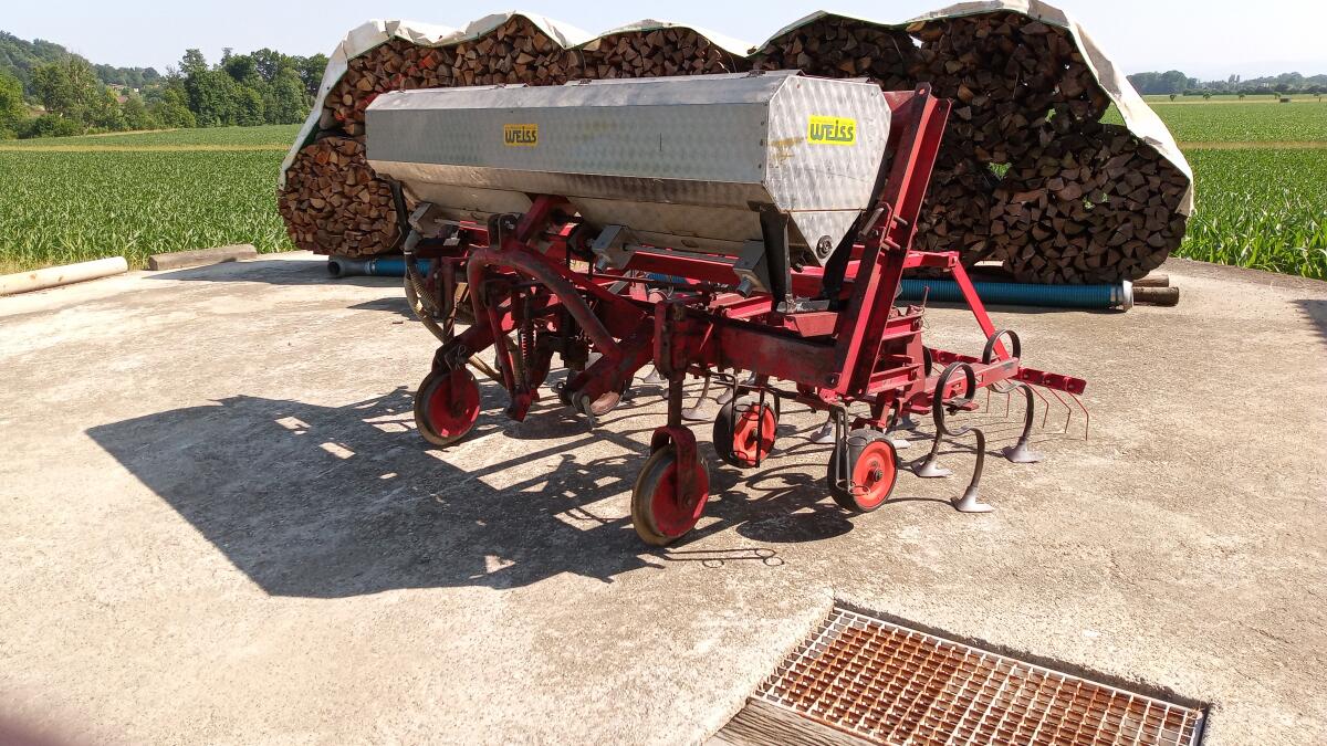 Gaspardo Maishackgerät 4-reihig mit Düngerstreuer 2