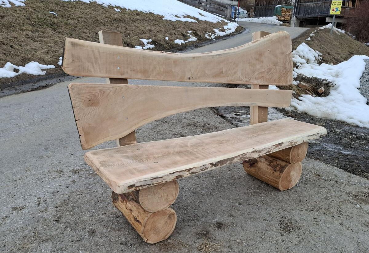 Bänke aus Lärchenholz 2