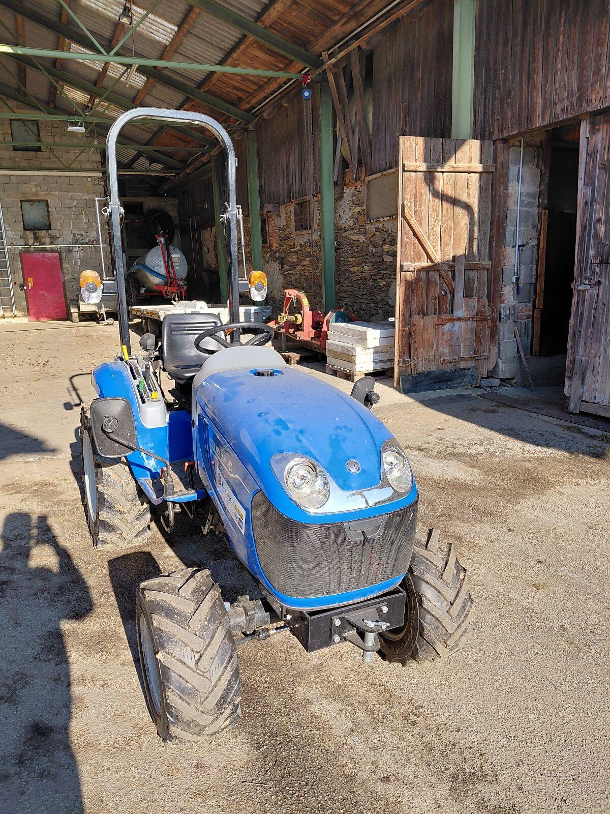 Traktor New Holland Boomer 25 2