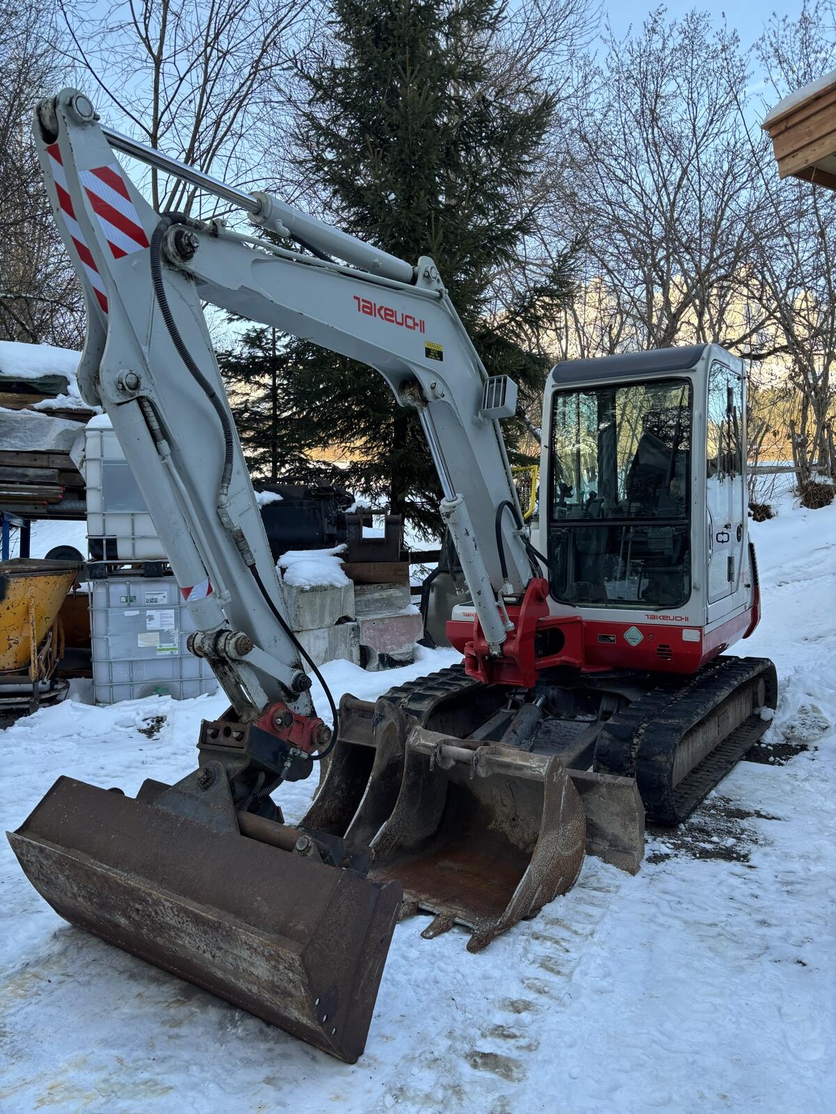 Bagger Takeuchi TB145 3