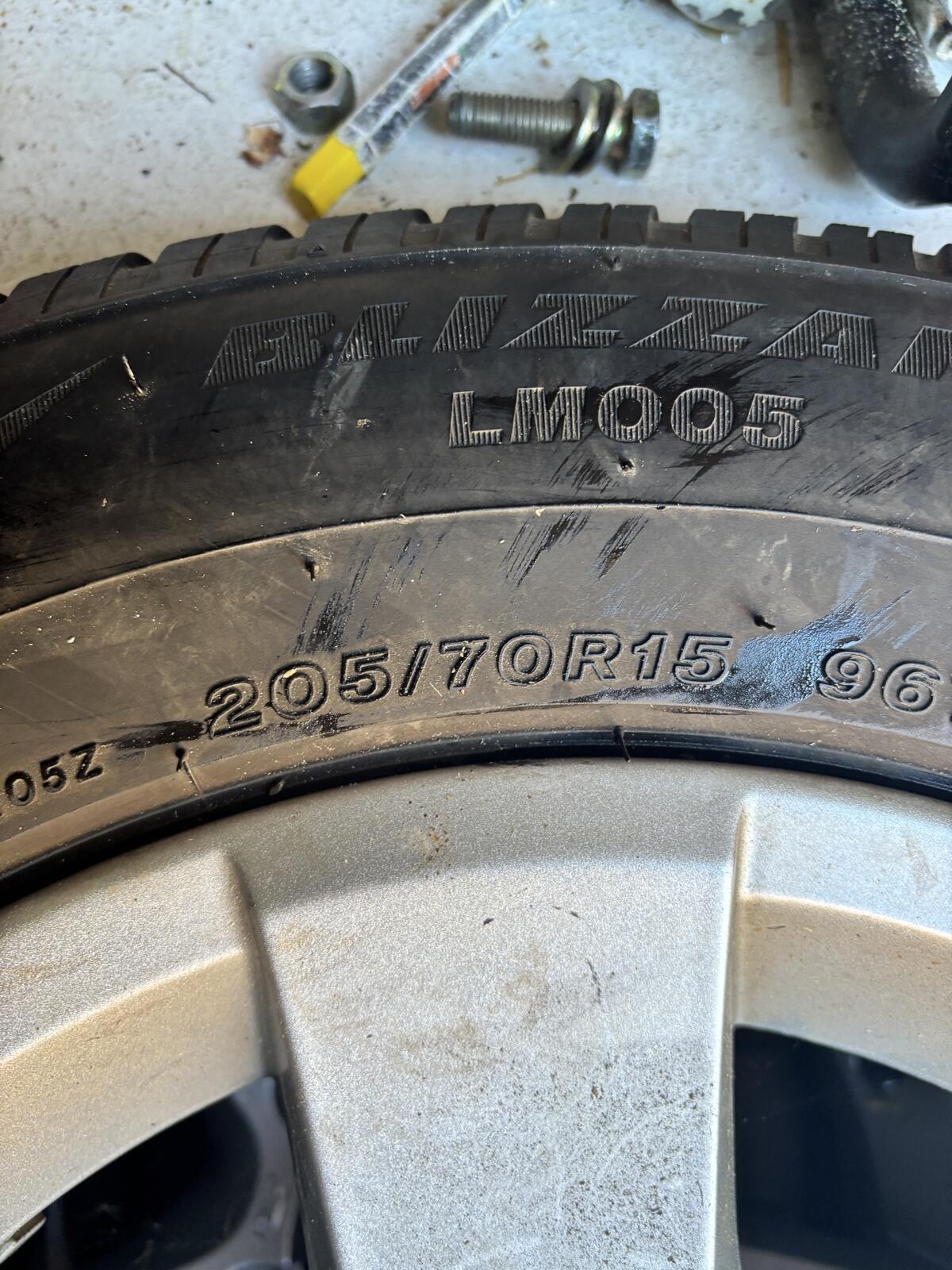 Verkaufe Suzuki (Jimny 2012) inkl. Alufelgen, Winterreifen 2