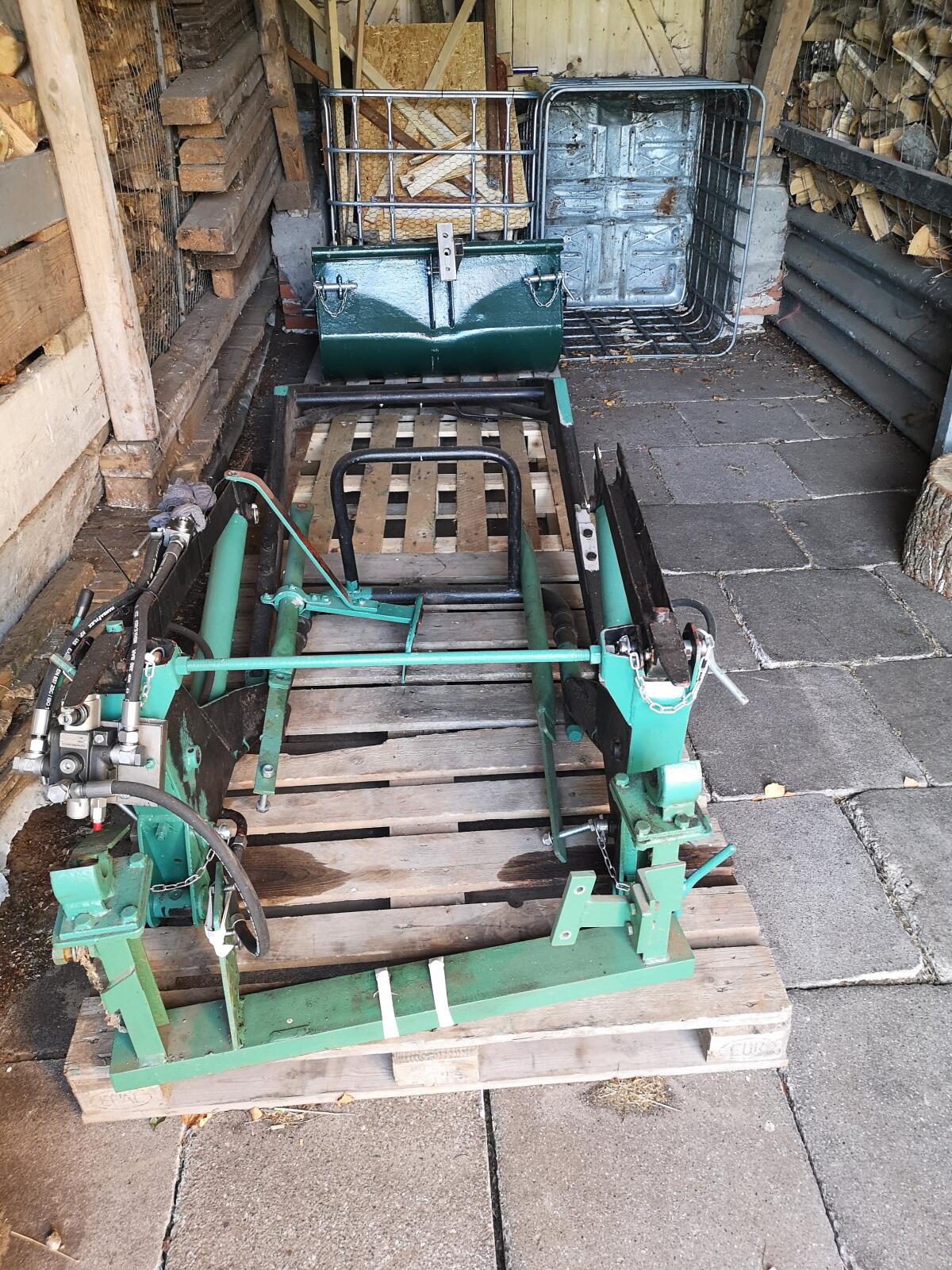 Frontlader mit Schaufel und Stg. 2