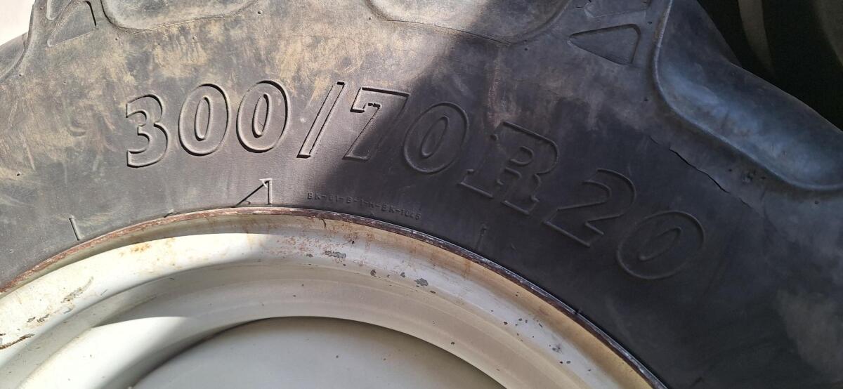 Kompletträder 300/70 R20 3