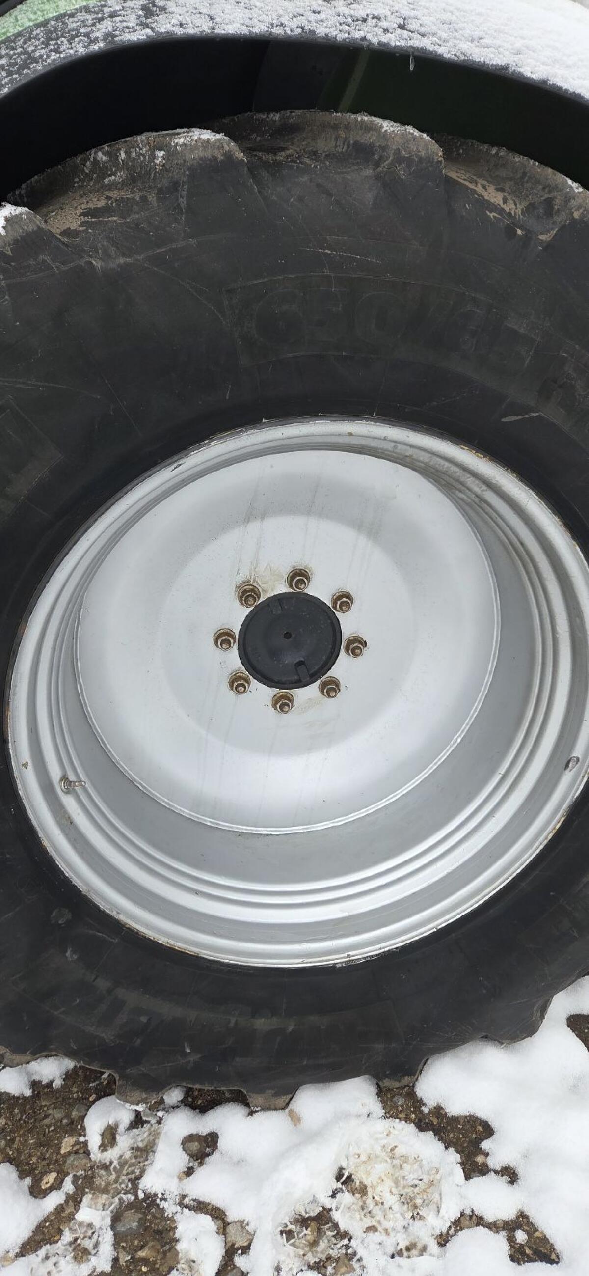 Verkaufe Felgen mit Reifen 540/65R28 und 650/65R38 2