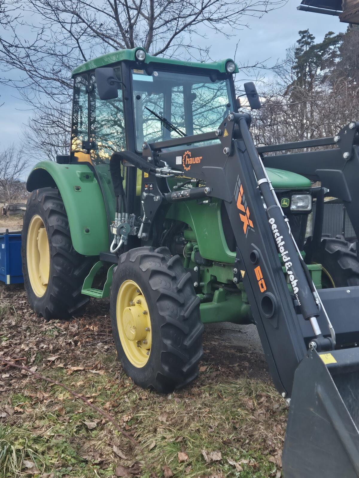 John Deere 5055e mit Kabine und Hauer Frontlader 2