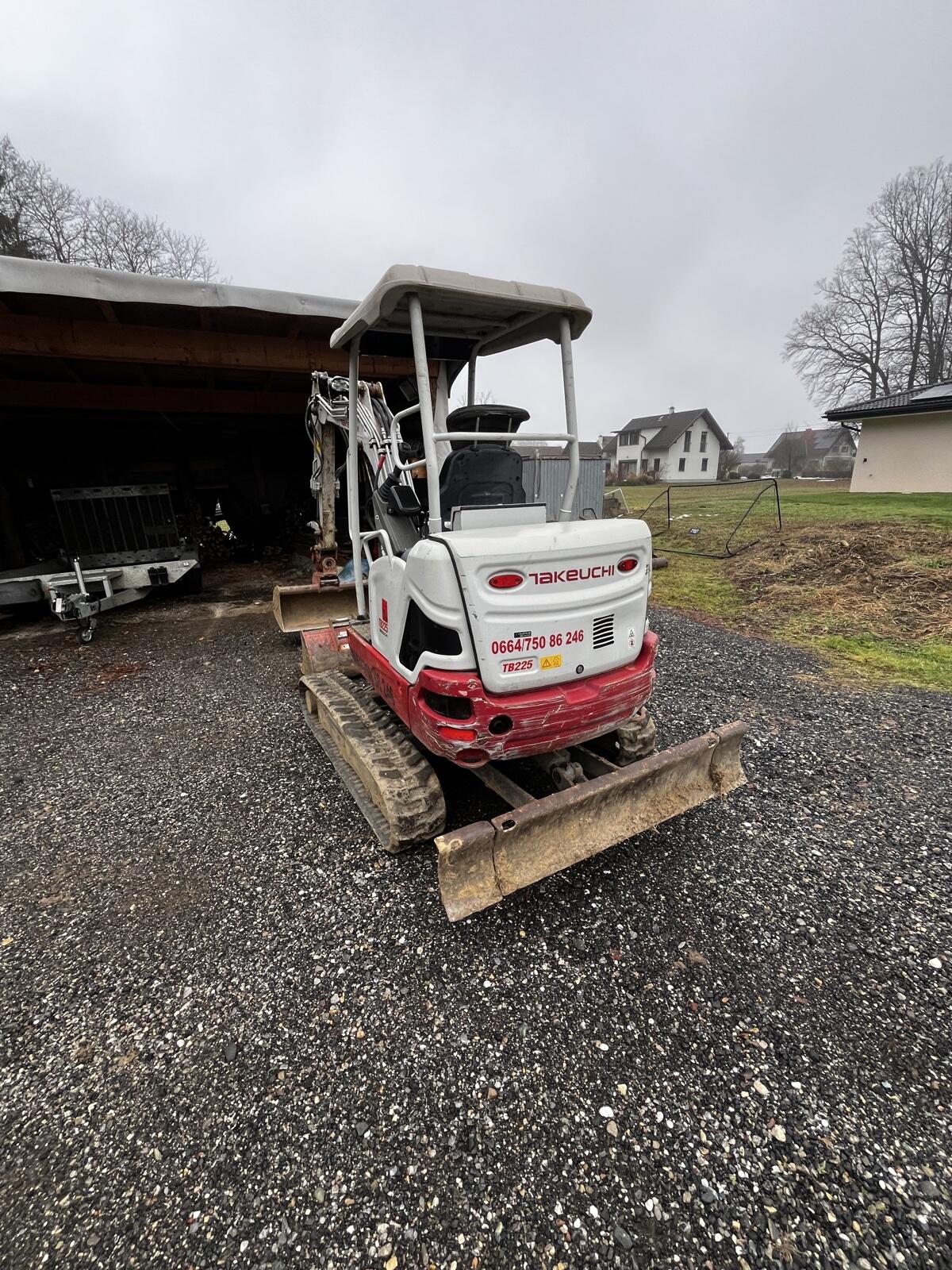 Takeuchi TB225 mit 3 Löffeln und Holzgreifer 2
