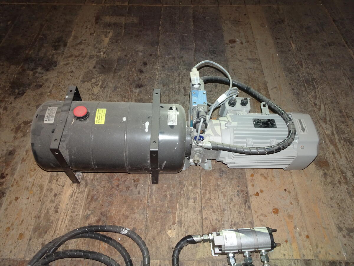 Hydraulikpumpe mit  Öltank u. Steuerkasten 3