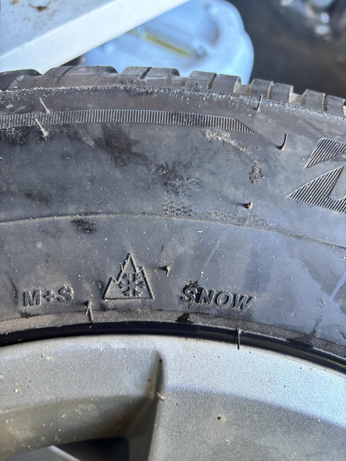 Verkaufe Suzuki (Jimny 2012) inkl. Alufelgen, Winterreifen 3