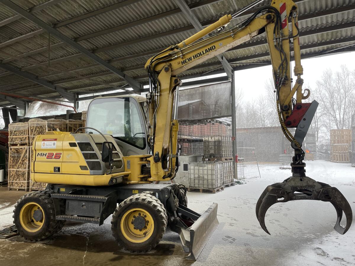 New Holland MH 2.6 Bagger mit Holzzange 2