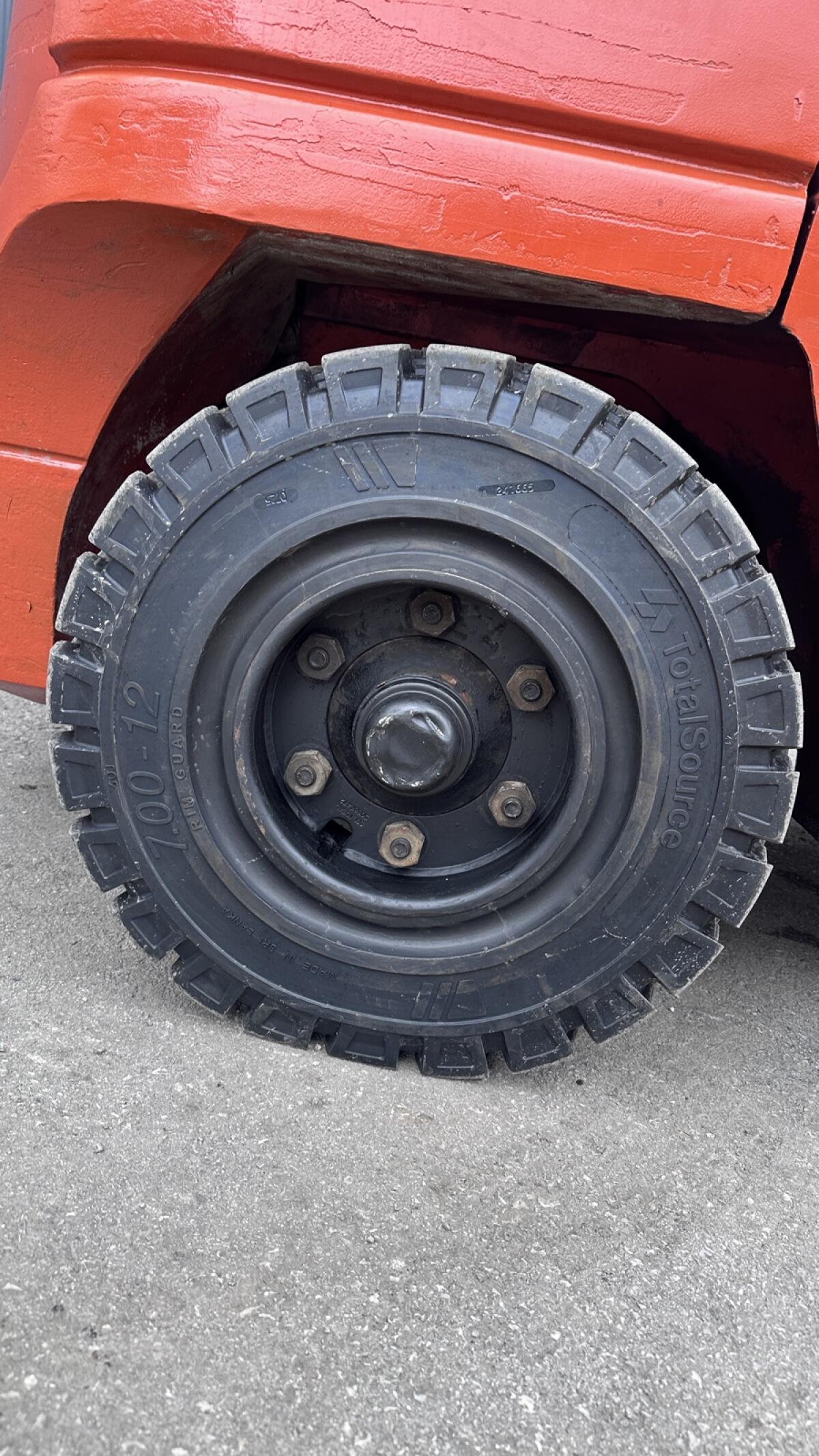 Orange Giraffe - Nissan Diesel 4,5 t 3