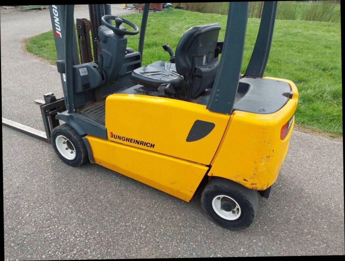 Jungheinrich EFG 320 Gabelstapler 2