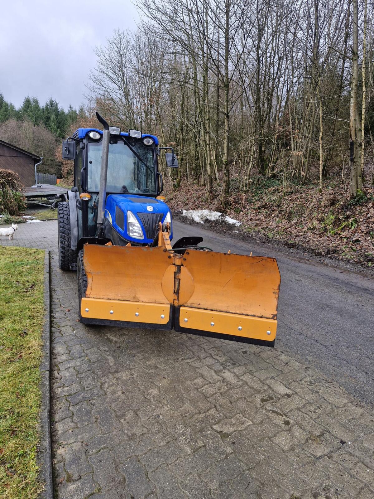 New Holland T4050F Schmalspurtraktor 3