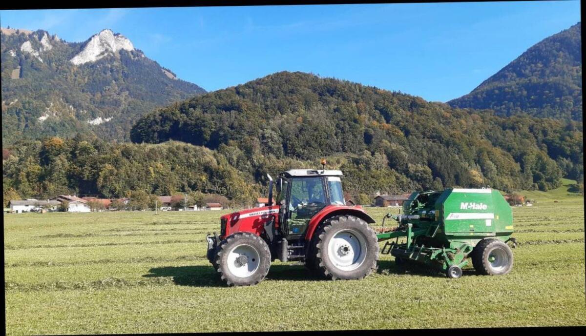 Rundballenpresse McHale F550 2