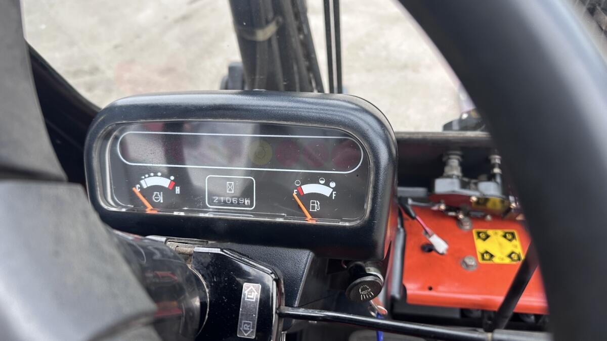 Orange Giraffe - Nissan Diesel 4,5 t 2