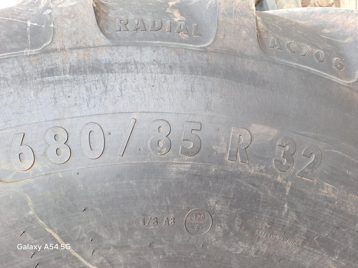 2 Stk. Reifen 680/85 R32 mit Warntafel 2