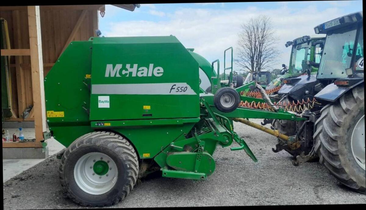 Rundballenpresse McHale F550 3