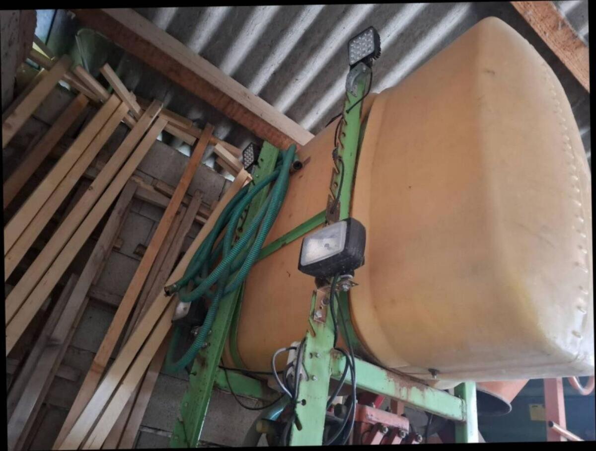 Behälter mit Pumpe 3