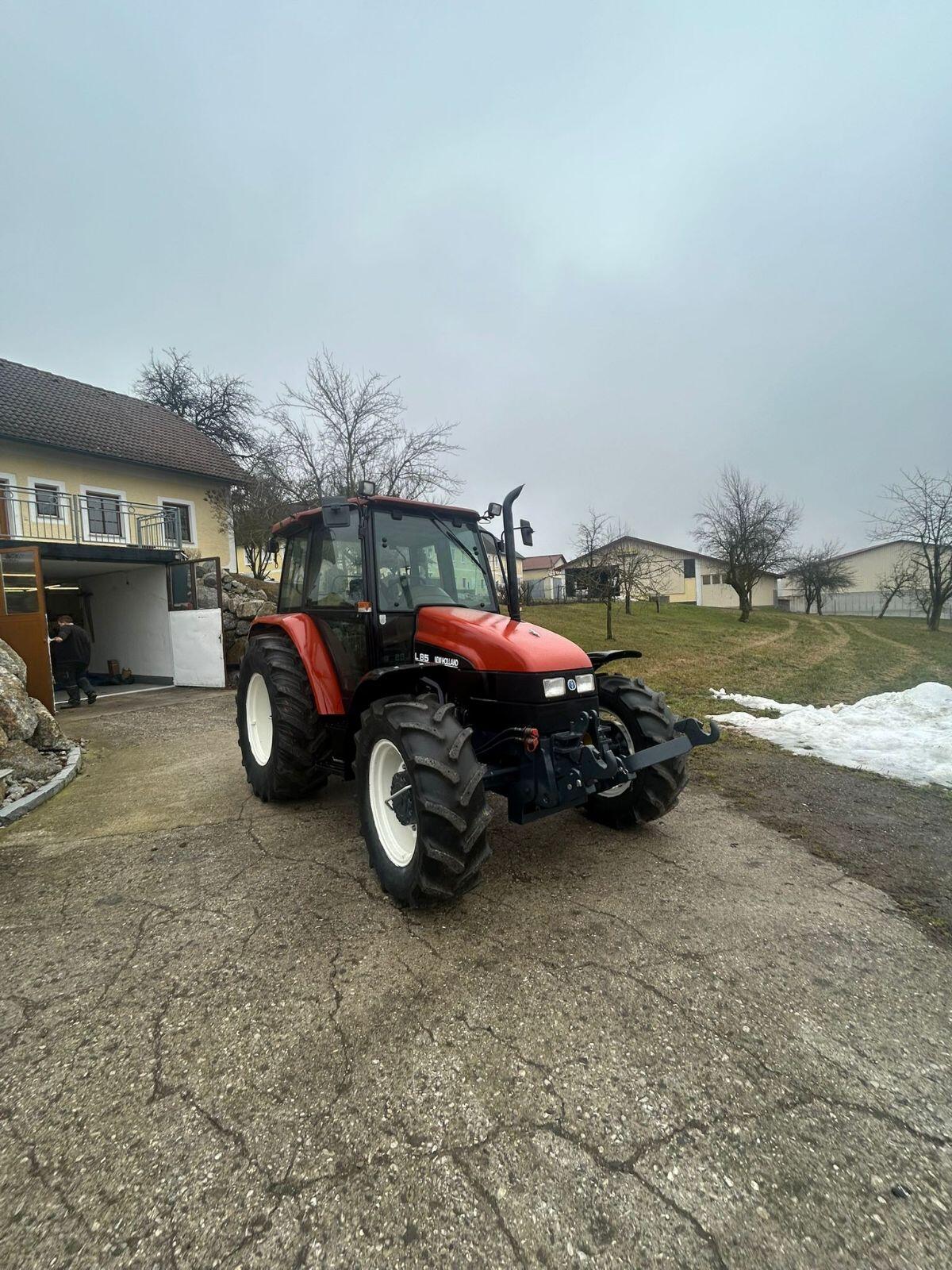 New Holland L85 Traktor 2