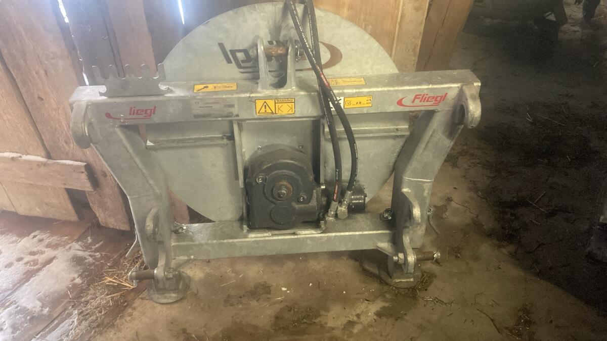 Fliegl Rundballenabwickler 3