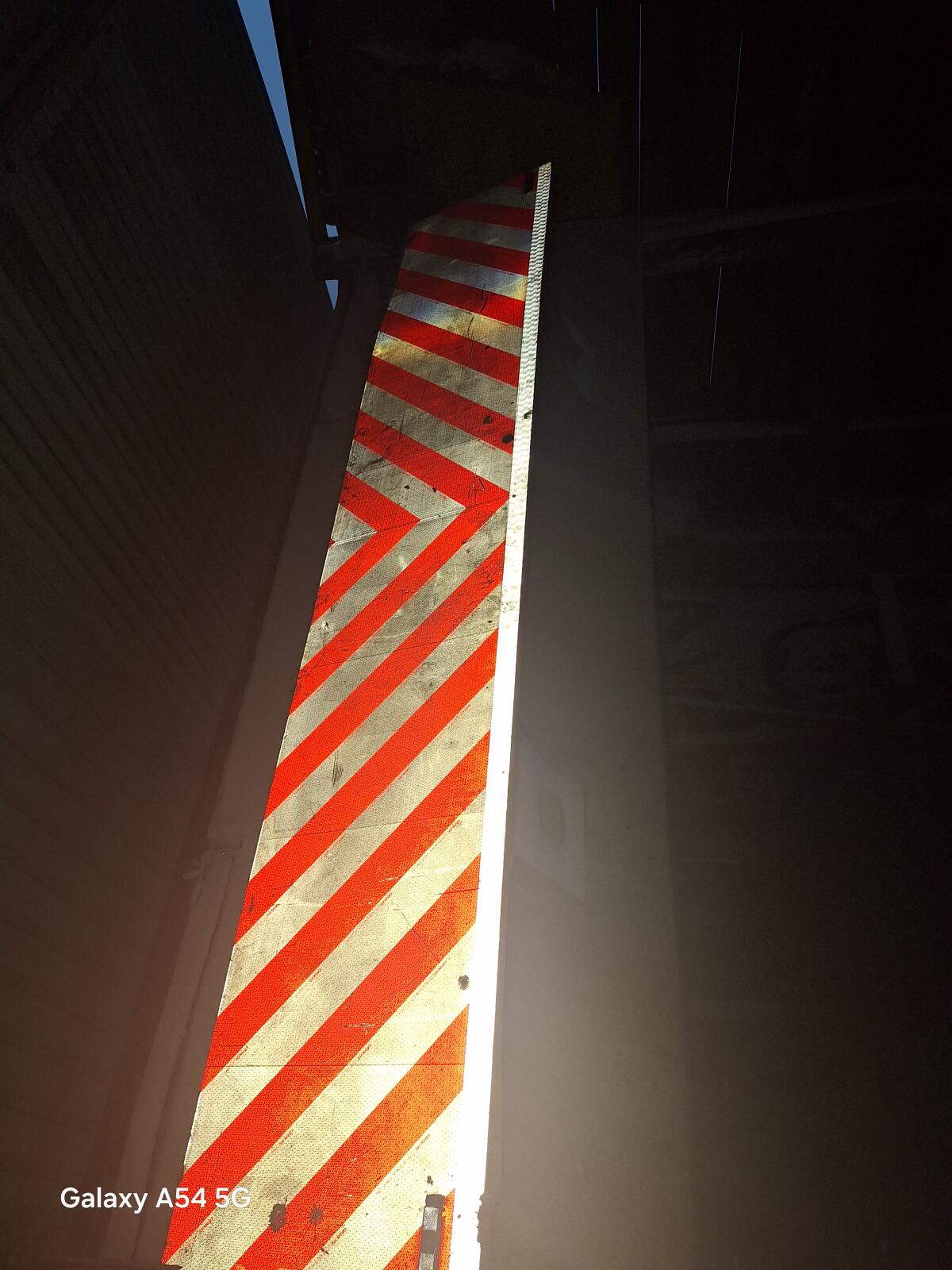 2 Stk. Reifen 680/85 R32 mit Warntafel 3