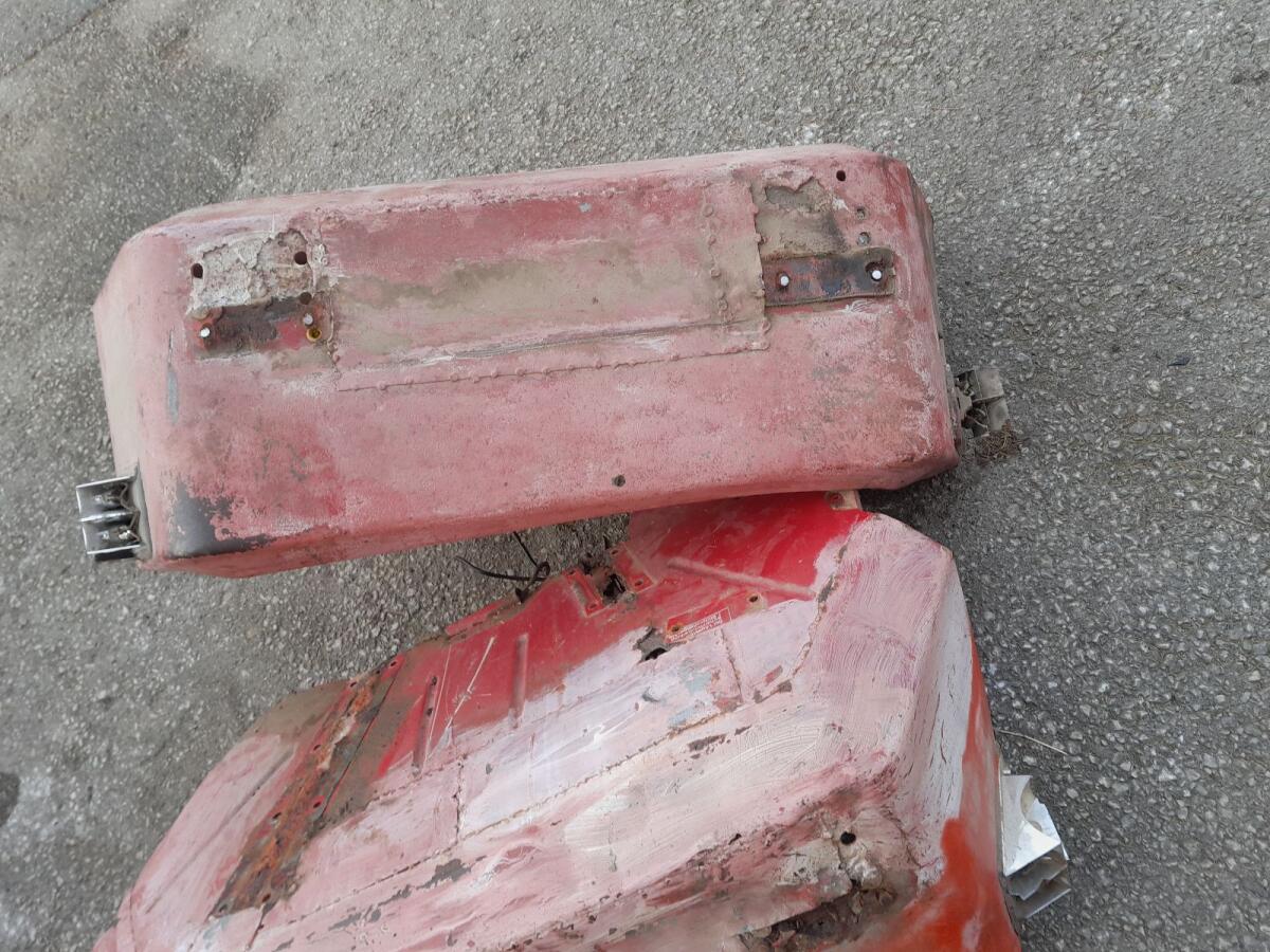 Verkaufe reparaturbedürftige Kotflügel für Steyr Plus Serie 3