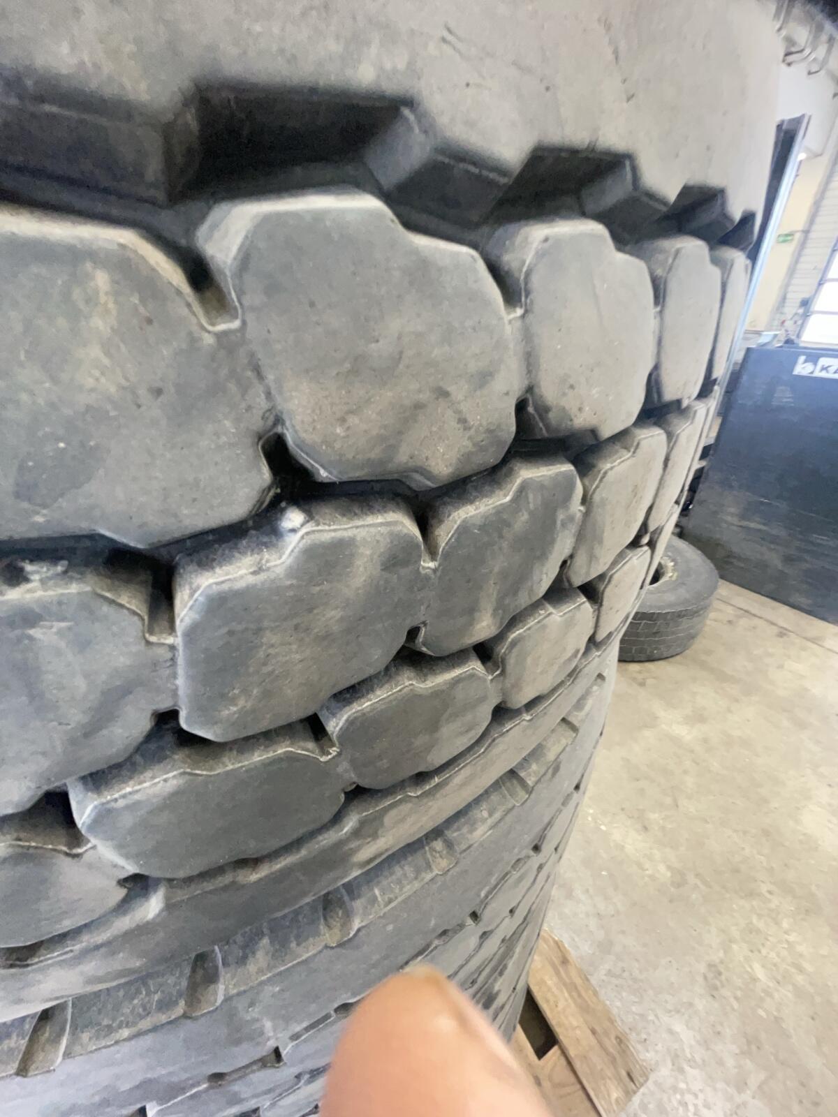 Verkaufe 4 Stk. 385/65R22.5 Anhängerreifen 2