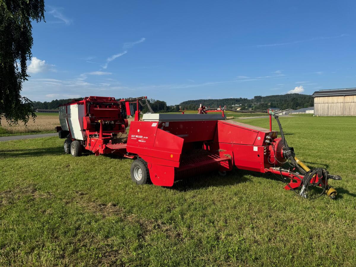 Welger AP 830 mit Paketmaschine 3