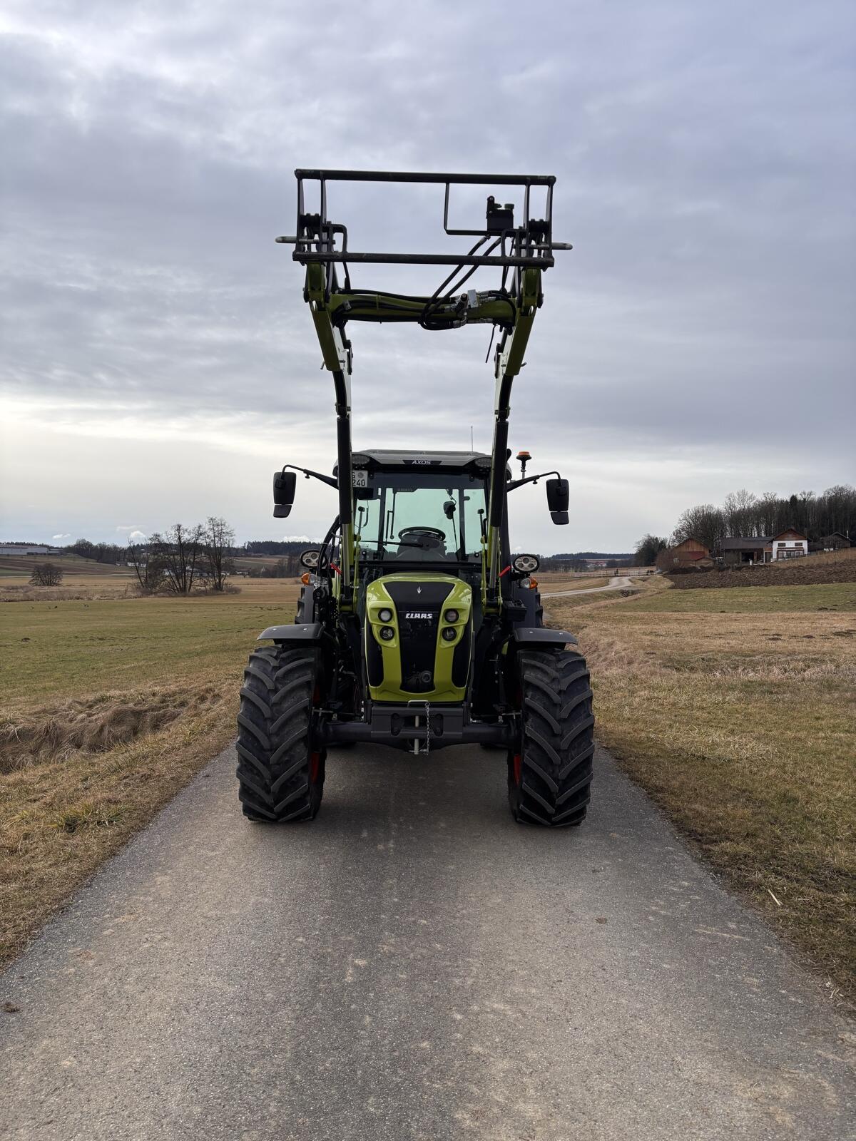 Claas Axos 240 + FL 60 E Traktor 2