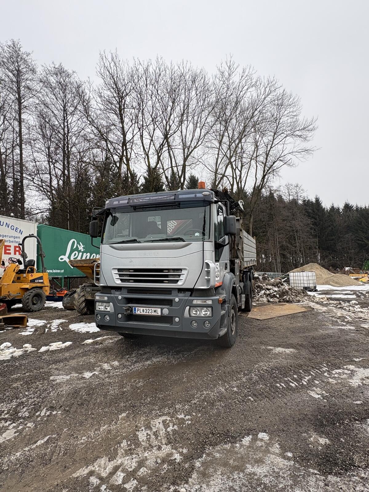 LKW 3-Achser mit HMF 15 m Kran 2