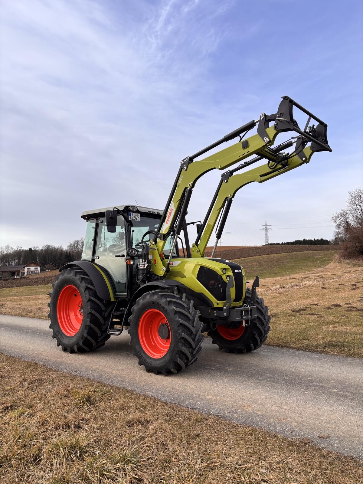 Claas Axos 240 + FL 60 E Traktor 3