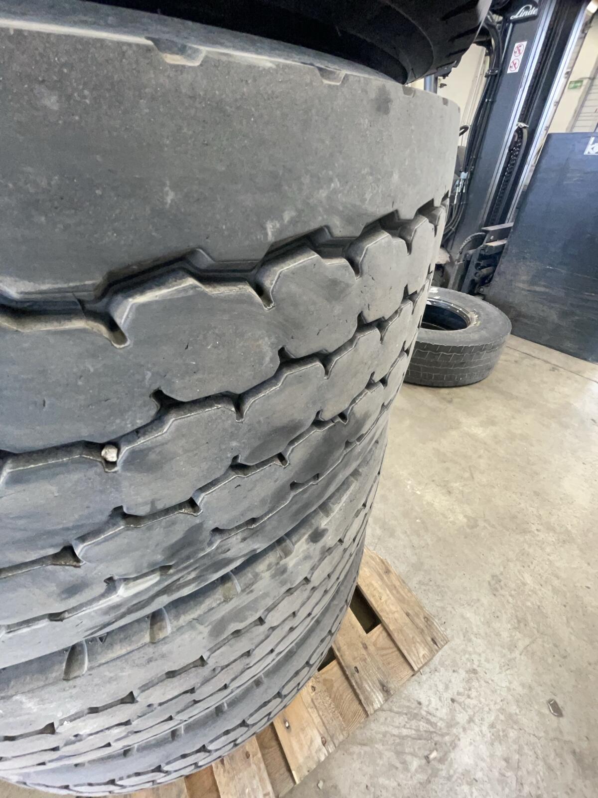 Verkaufe 4 Stk. 385/65R22.5 Anhängerreifen 3