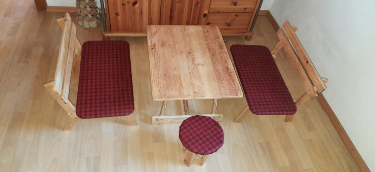 Kindersitzgruppe, Tisch, 2 Bänke, Hocker 3