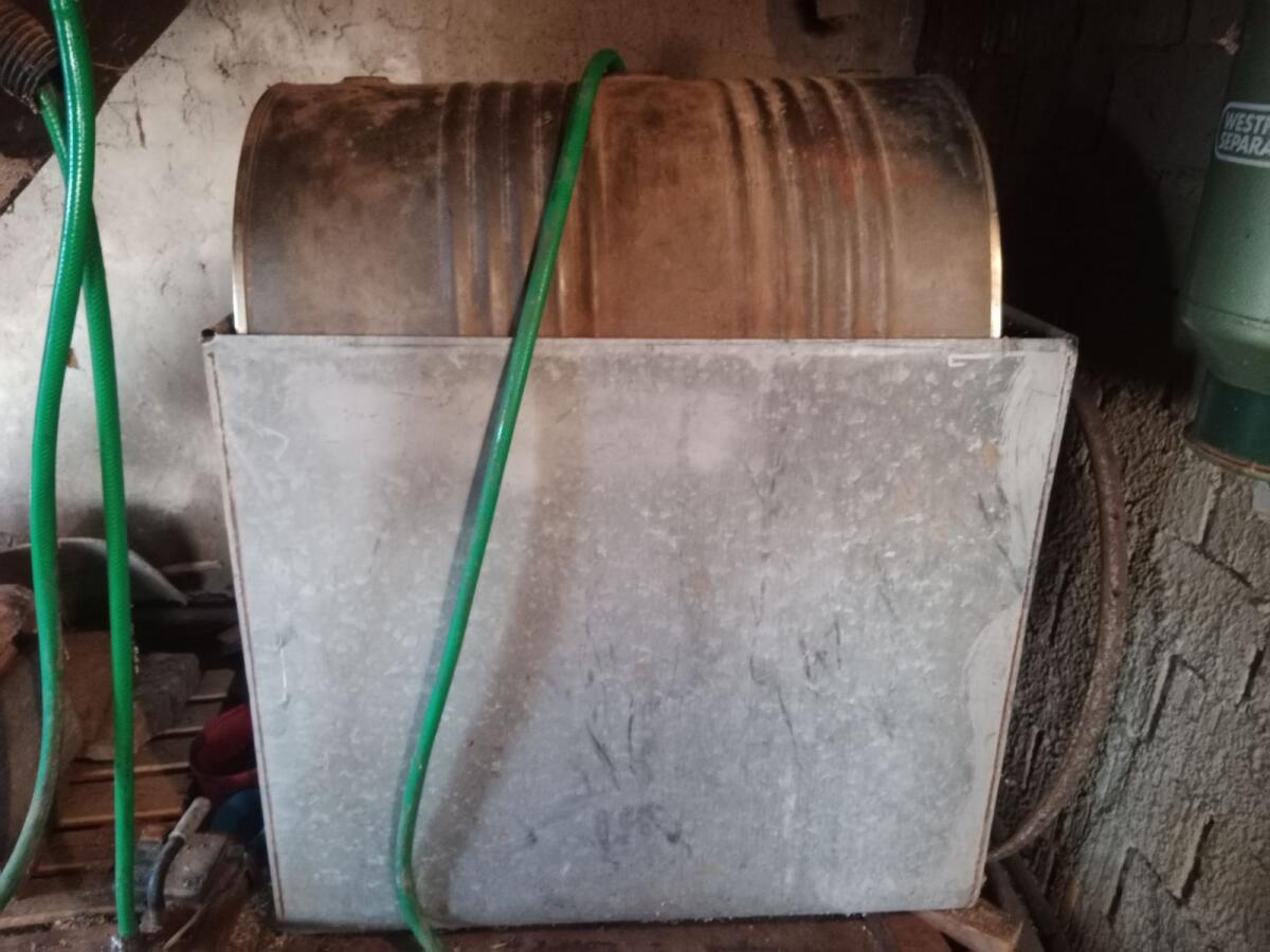 Dieseltank mit Auffangwanne 2