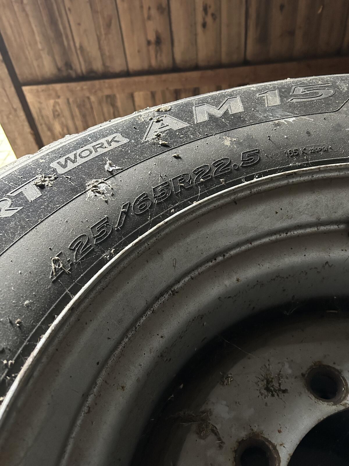 Reifen 425/65 R22,5 3