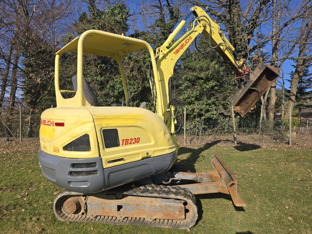 Takeuchi Tb230 2