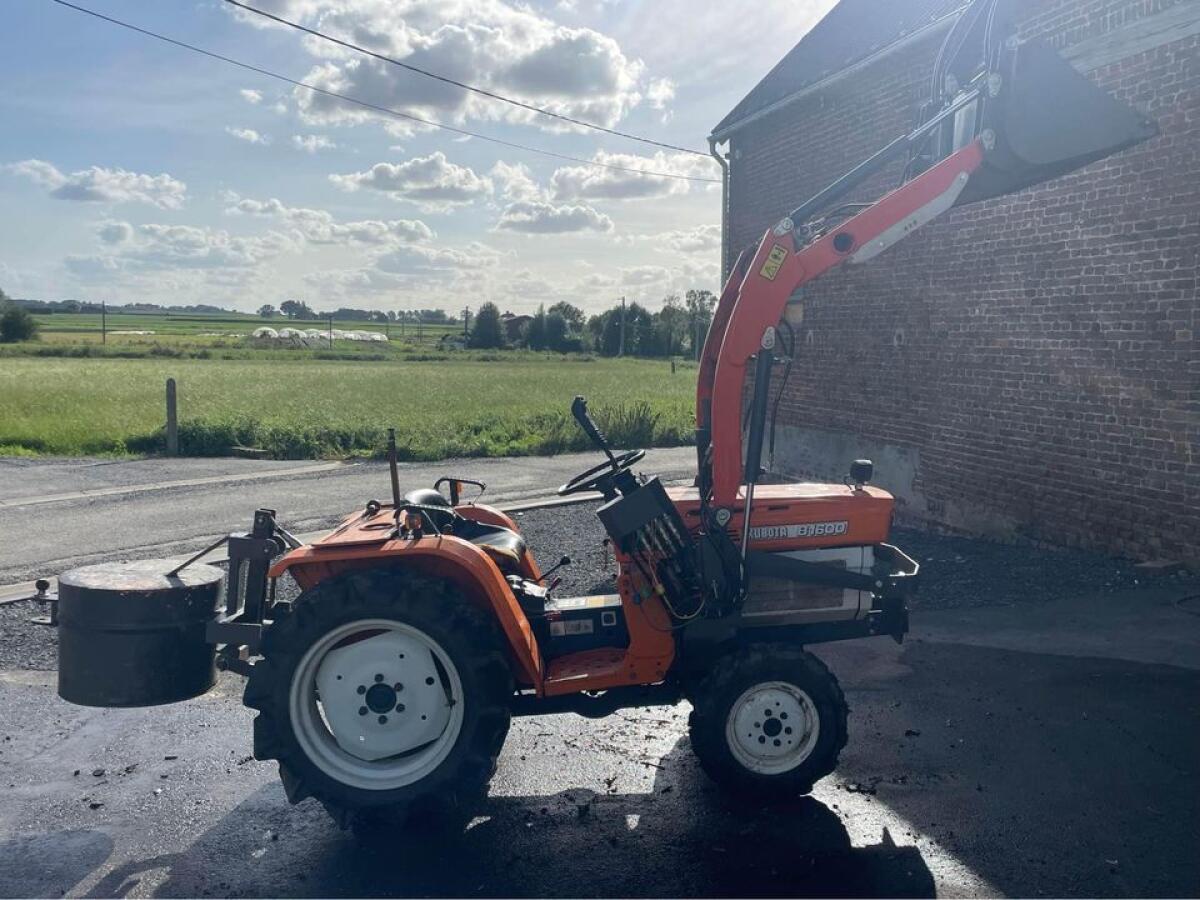 Micro Traktor Kubota B1600 2