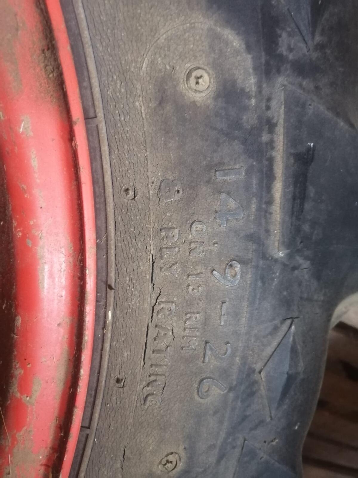 Felgen mit Reifen 14.9-26 3