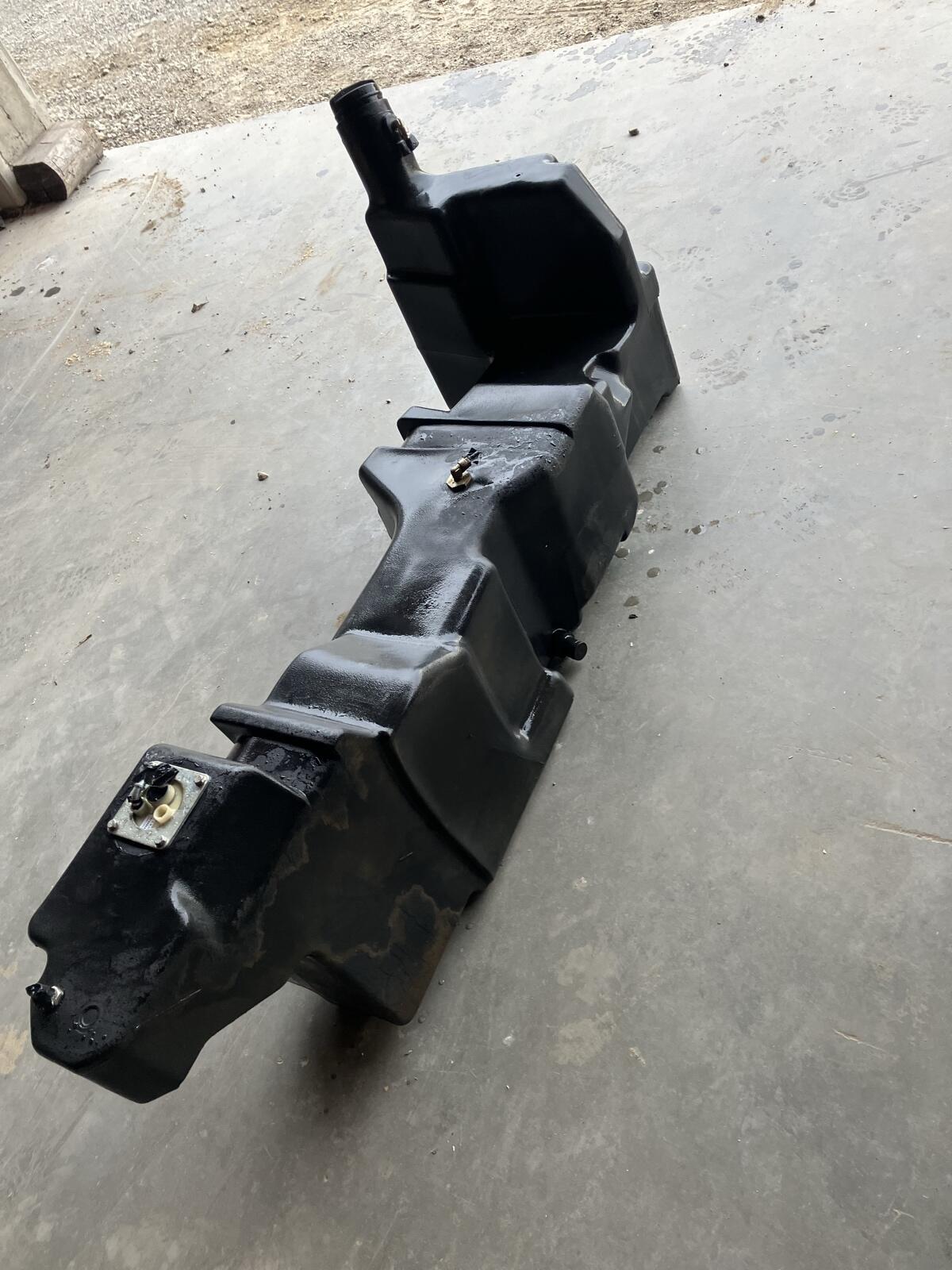 Verkaufe Kraftstofftank New Holland T5030 2