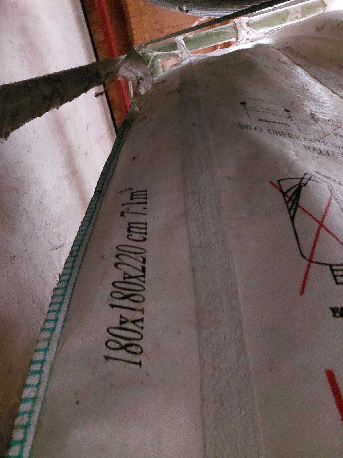 Getreidesilo und Getreidesack mit massivem Eisengestell 3