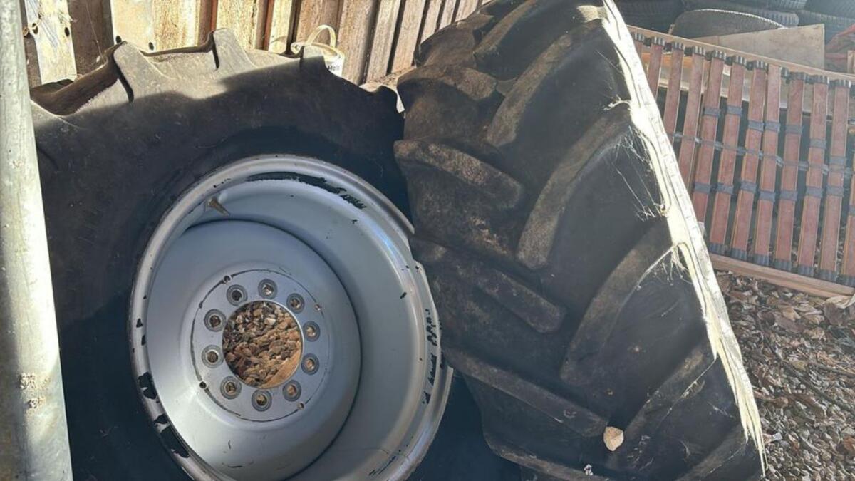 Reifen mit Felge 460/70R24 Mähdrescherreifen, Case, New H. 2