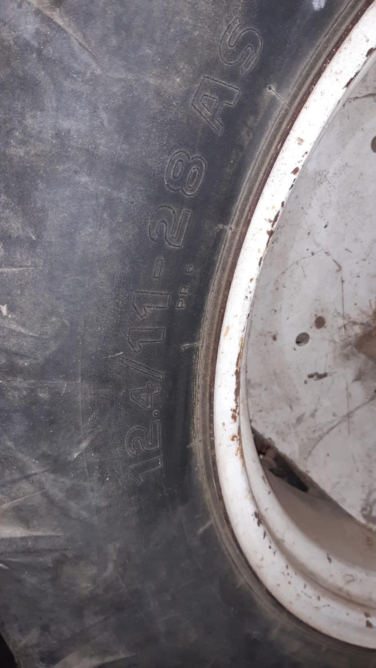 Zwillingsreifen 12.4-11/28 2