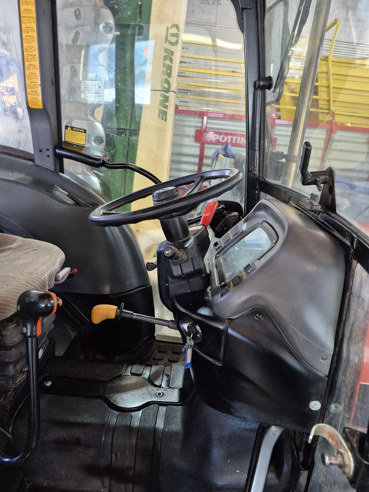 New Holland TND 750 Traktor 3