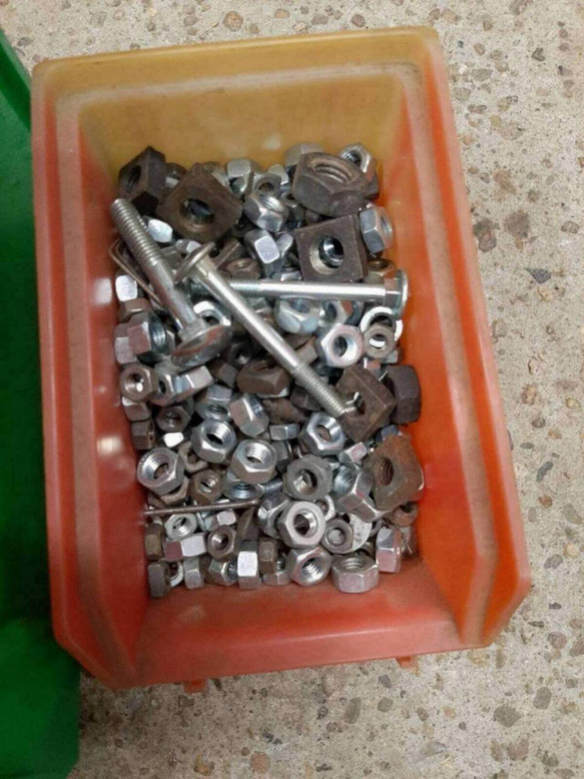 Schrauben und Muttern 3