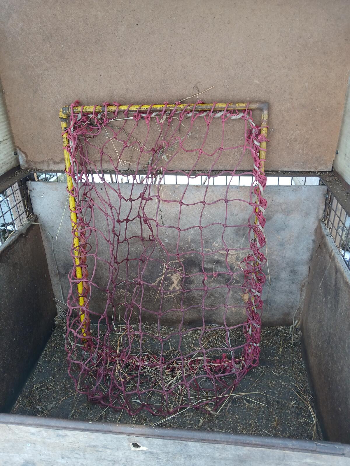 Heu/Futterraufe mit Wetterschutz und Futtersparnetz 3