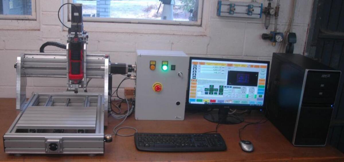 CNC-Fräsmaschine mit Steuerung, PC, Monitor, Fräsmotor, Zubehör 2