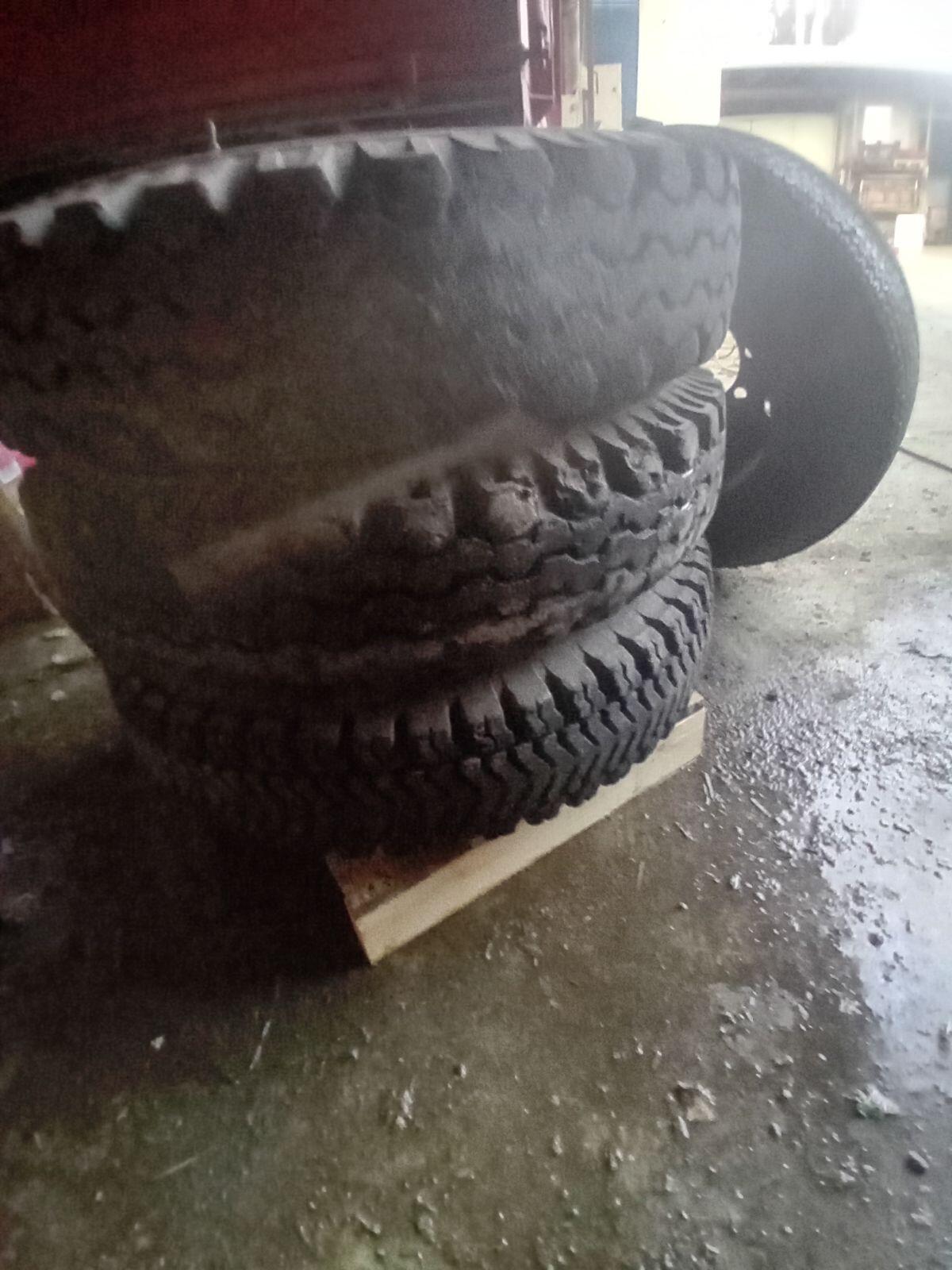 Kompletträder 8,25-20 2